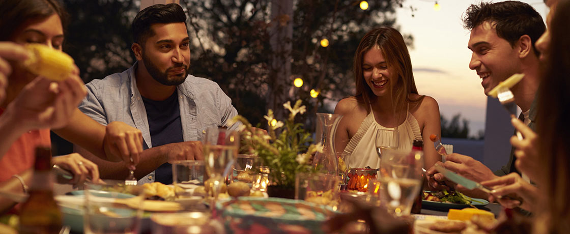 Abendessen mit Freunden im Garten