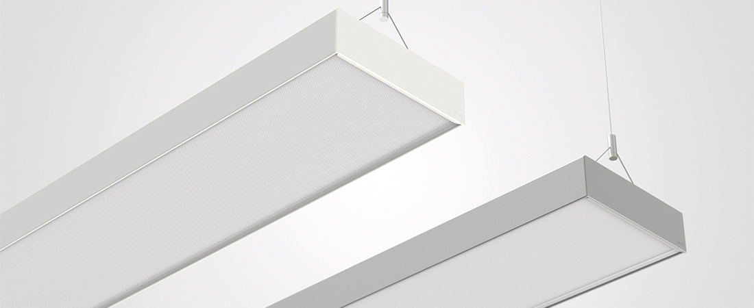 Bild der beiden Gehäusefarben, weiß und silber der Leuchte ARKA von RIDI