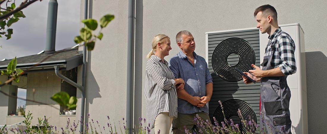 Gespräch Elektriker mit Paar über Wärmepumpen