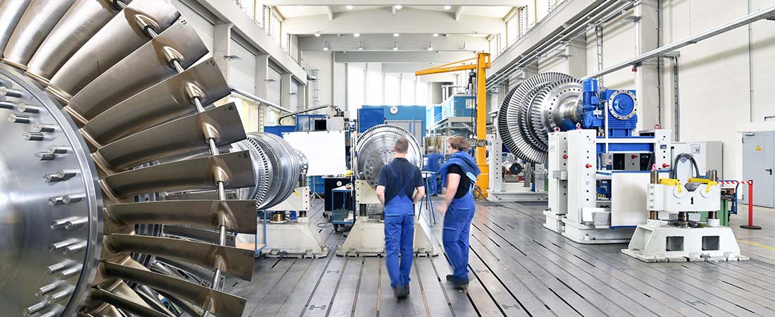 Maschinenbau in einer Fabrikhalle