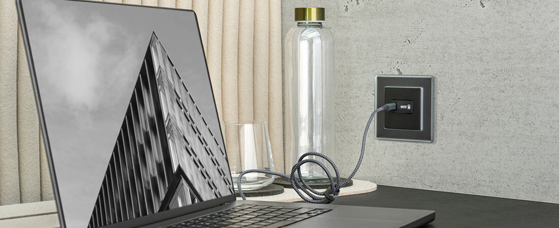PC lädt über USB Anschluss von JUNG