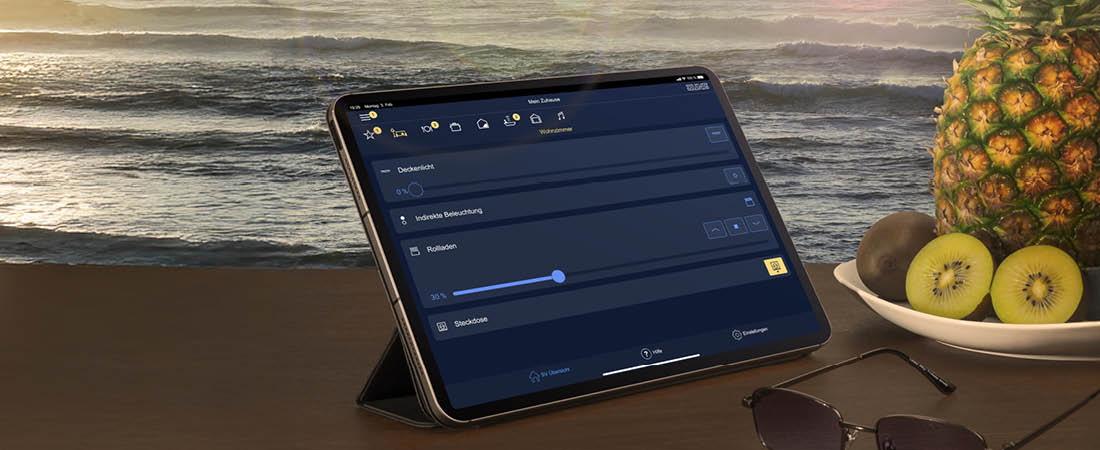 Bild eines Ipads mit Meer im Hintergrund - Smart Home von überall erreichbar von JUNG