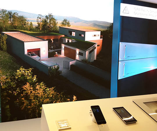 Gira - Steuerung Smart Villa mit Smartphone oder Panel