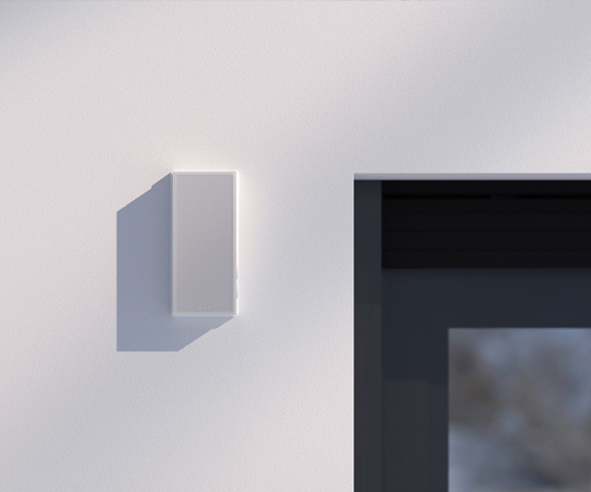 An der Hauswand montierter solarbetriebener Sensor Sunteis Solar io von Somfy