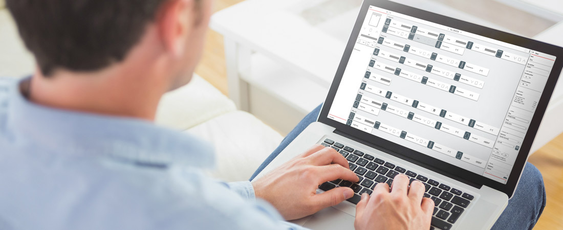 Bild eines Laptop-Bildschirms auf dem Schoß eines Mannes mit einem geöffneten Programm