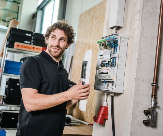 Bild eines Mannes, welcher den AK 24 Kleinverteiler von Spelsberg montiert.