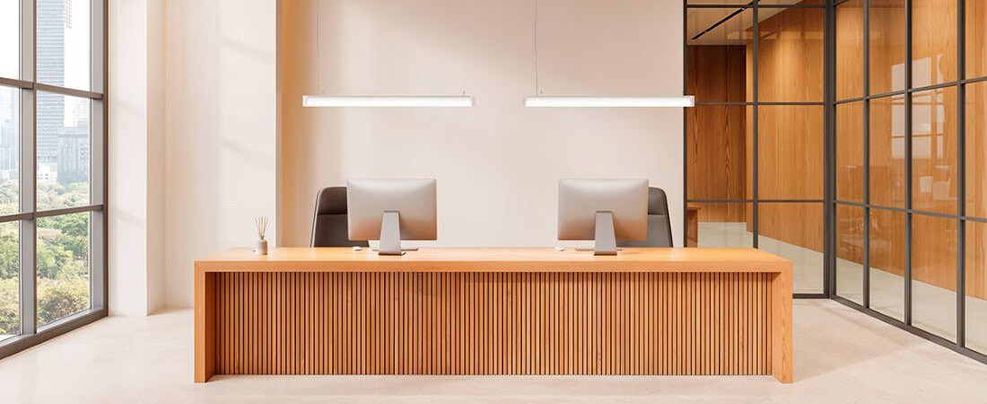 Die Leuchte Varitura von Trilux montiert über zwei Arbeitsplätzen.