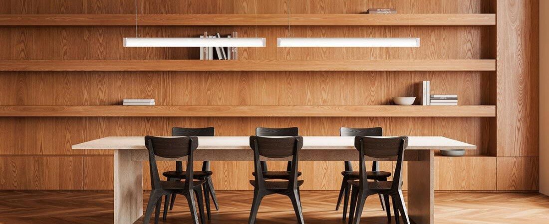 Die Leuchte Varitura von Trilux montiert über einem Tisch