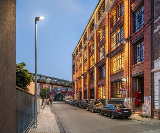 Eine Straße beleuchtet mit der Outdoorleuchte twenty3 von Trilux.