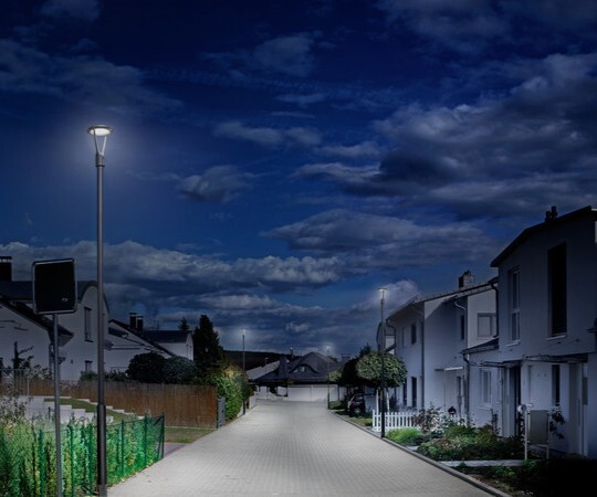 Eine Straße in einer Wohnsiedlung beleuchtet mit der Outdoorleuchte twenty3 von Trilux.