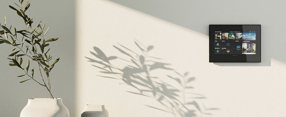 Busch-OneTouch Panel an der Wand installiert von Busch-Jaeger