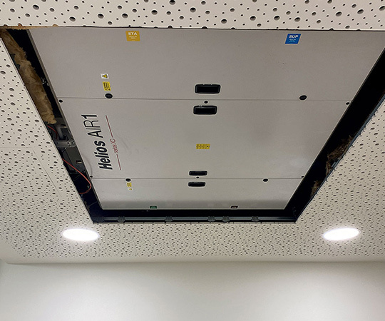 Bild eines »Helios AIR1 XC«-Kompaktlüftungsgerät im Deckeneinbau