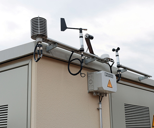 Bild eines Wettersensors an der Übergabestation eines PV-Parks