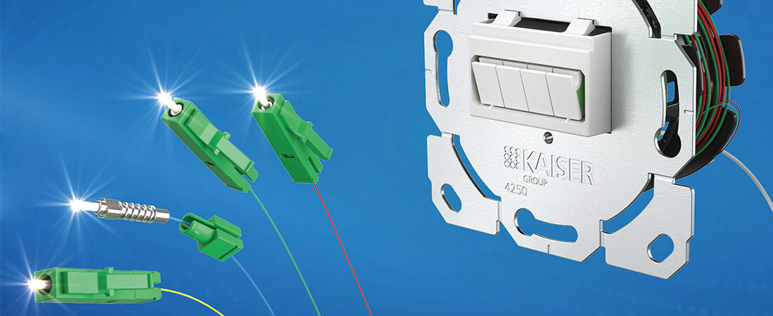 Die steckbare Glasfaserlösung von Kaiser Produktbild von Stecker und Anschluss auf blauem Grund