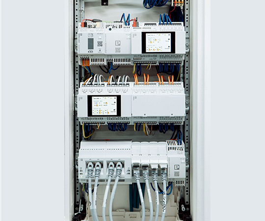 kompakte und effiziente Installation mit den Produkten von Phoenix Contact