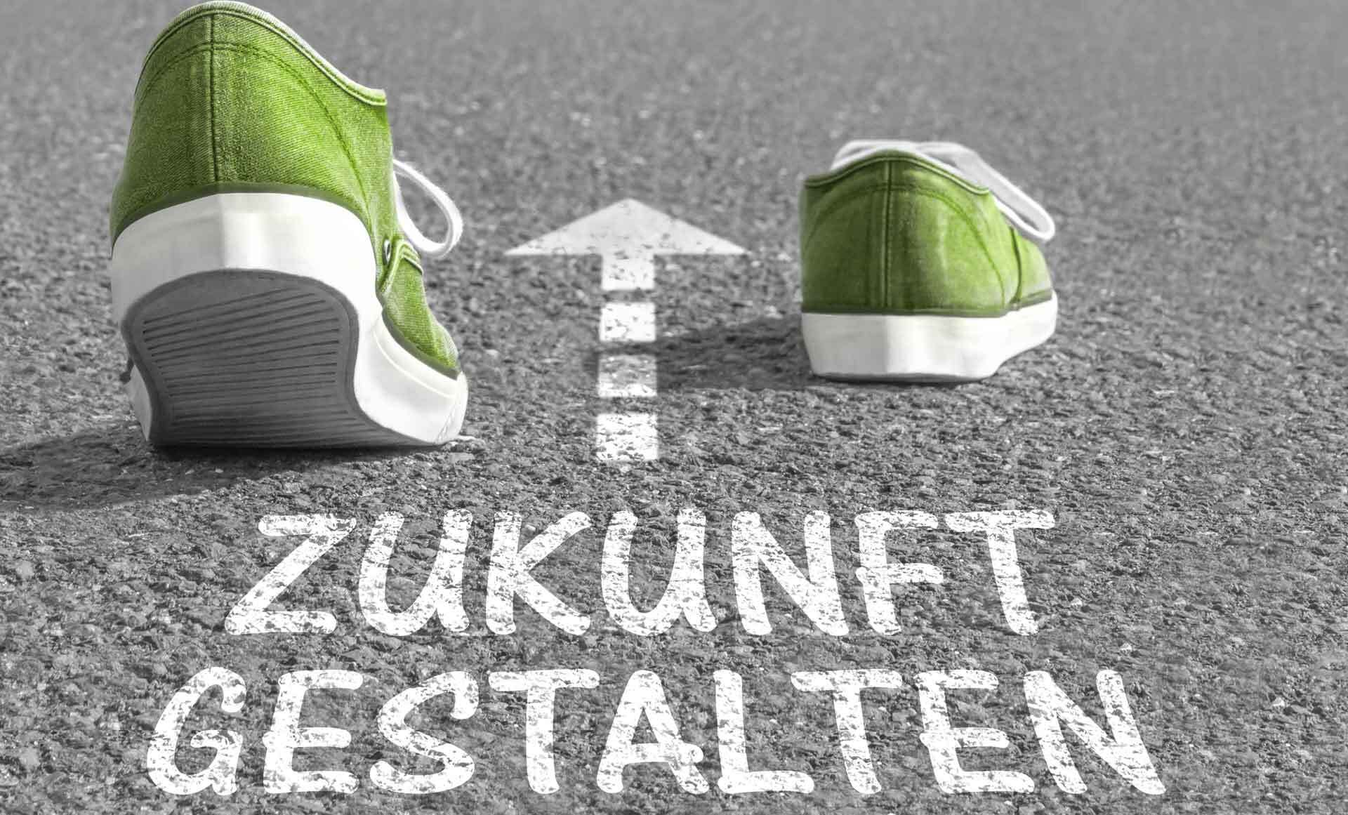 grüne Chucks auf der Straße mit der Aufschrift Zukunft gestalten