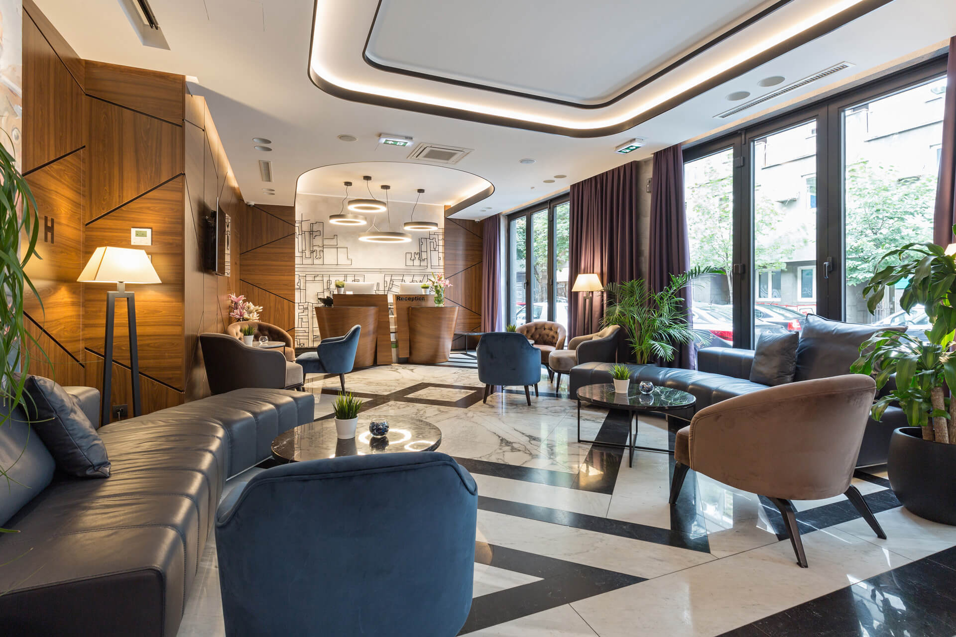 Hotel Lobby in ArtDeco Stil mit Beleuchtung und Sesseln