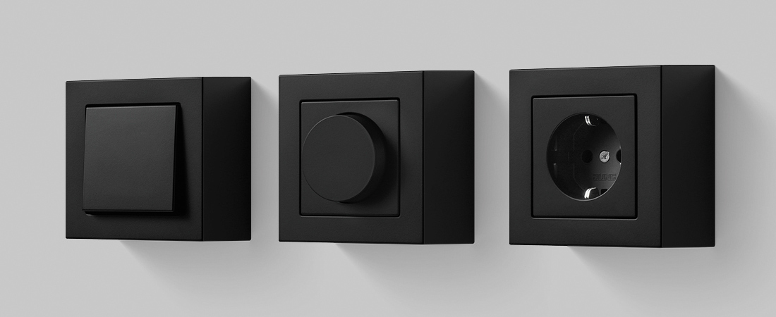 Schwarze Ausführungen der A Cube Aufputzlösungen von JUNG