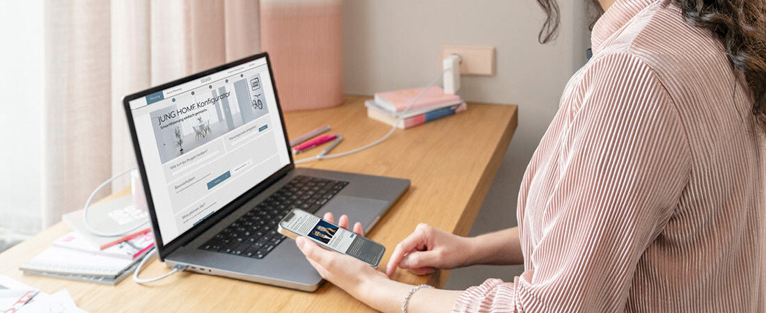 Arbeitssituation Laptop mit dem JUNG HOME Konfigurators