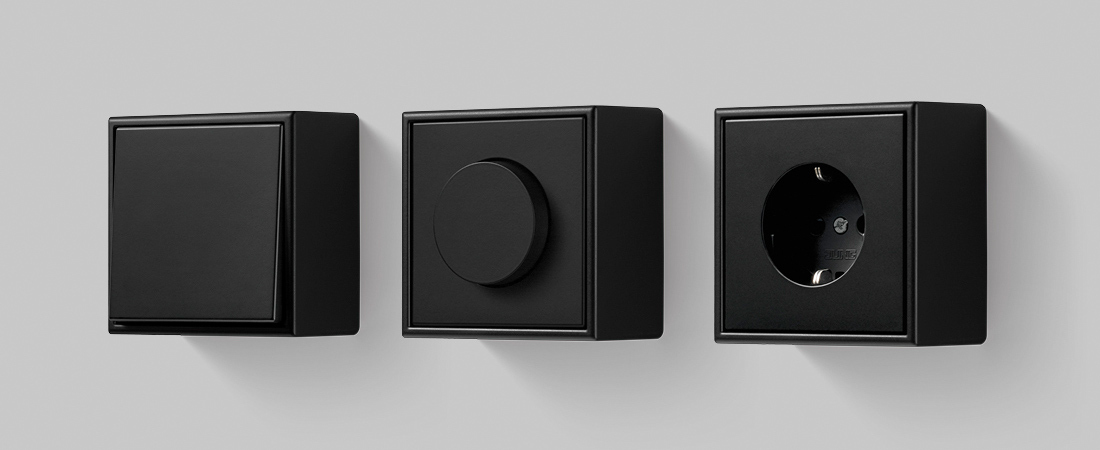 Schwarze Ausführungen der ls cube Aufputzlösungen von JUNG