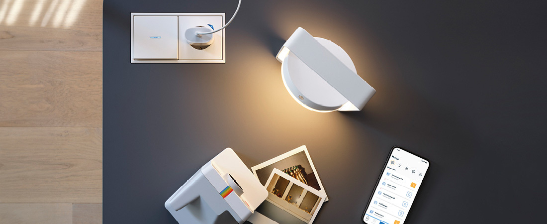 Anwendungsbild der montierten JUNG HOME Pucks