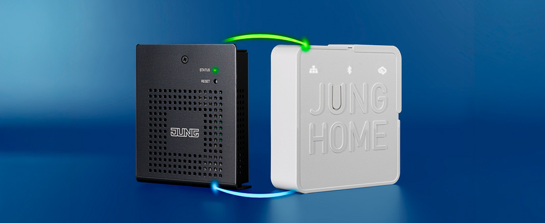 Bild des JUNG HOME Gateway und der JUNG KNX Smart Visu Server auf blauem Grund
