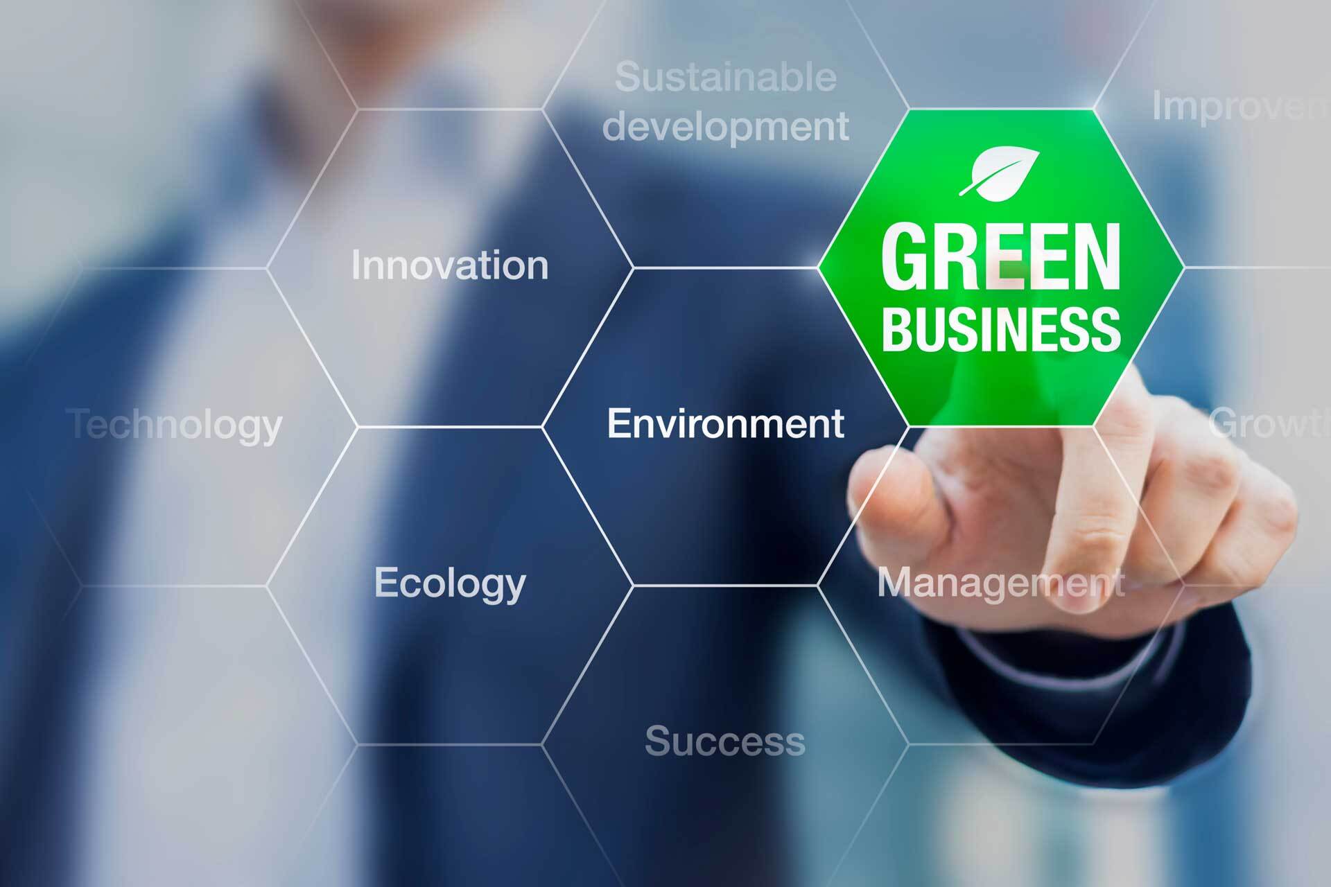 Mann im Anzug an digitaler Wand drückt auf Green Business Button