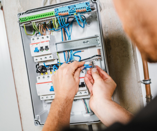 Nahaufnahme der Verkabelung im AK 24 / 36 Kleinverteiler von Spelsberg