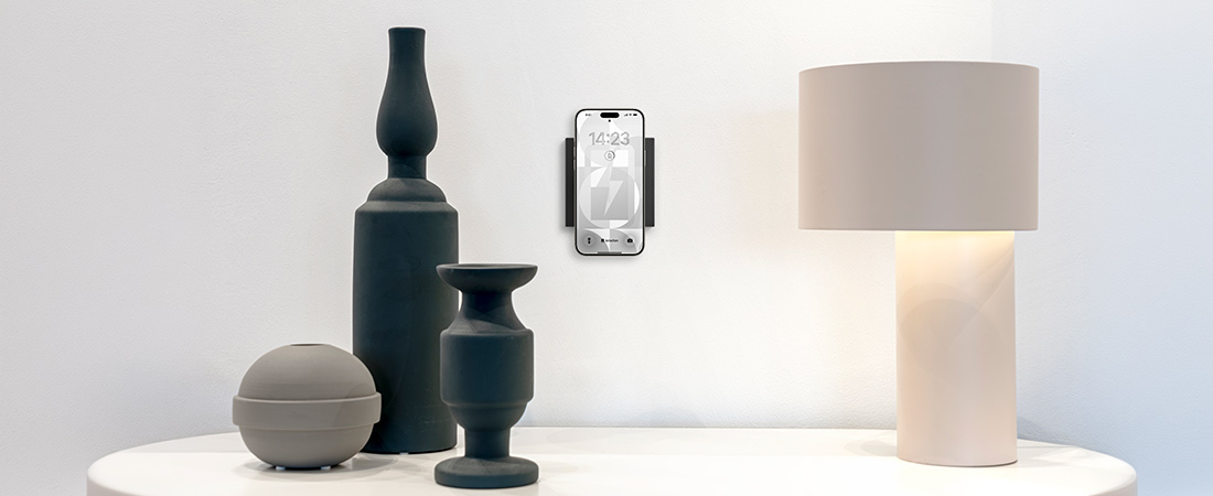 Magnetic Charger von JUNG an der Wan montiert