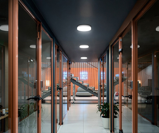 Die Leuchte SURFACE DISC von Ledvance in einem Flur an der Decke montiert, Anwendungsbild