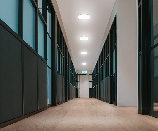 Die Leuchte SURFACE DISC von Ledvance in einem Flur an der Decke montiert, Anwendungsbild