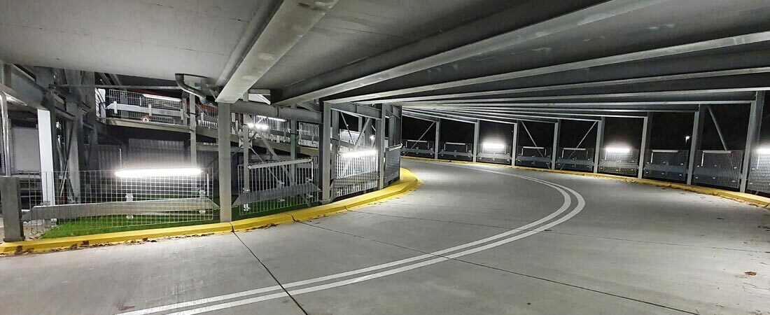 Bild der Auffahrt einer Parkgarage mit Leuchten von Lichttechnik Pracht