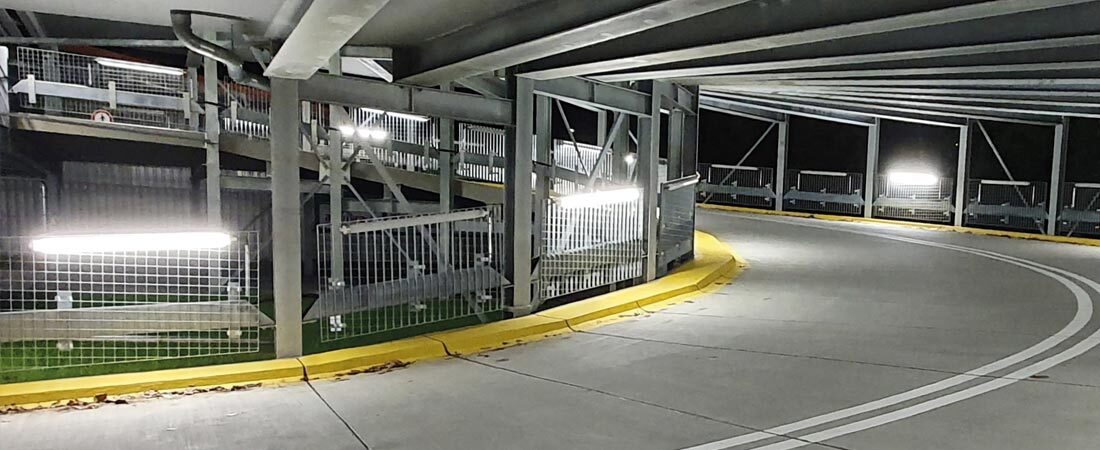 Anwendungsbild der Leuchte TUBIS BL von Prackt in einem Parkhaus