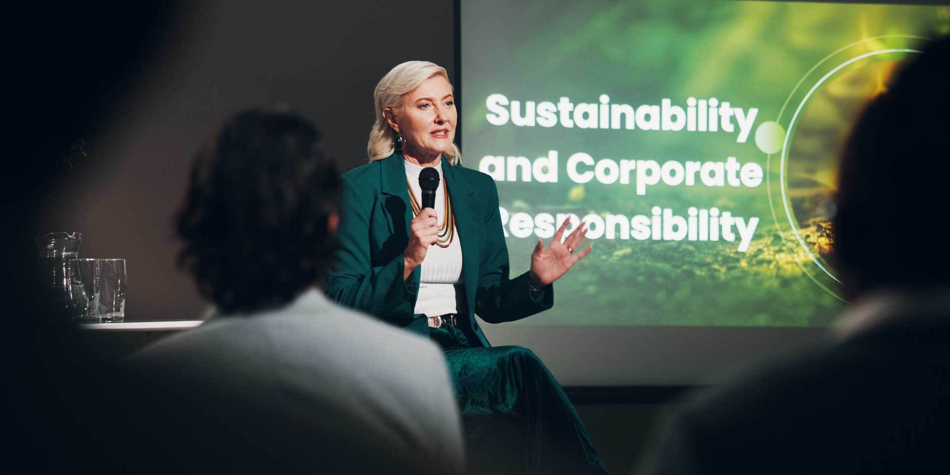Speakerin spricht über Umweltschutz und Green Jobs vor Publikum